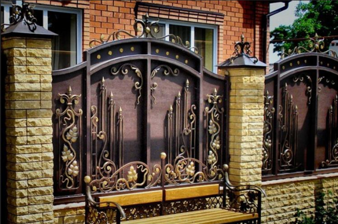 Шикарный кованный забор с кирпичными столбиками