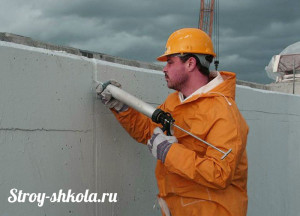 Большие зазоры между плитами заливают герметиком или запенивают
