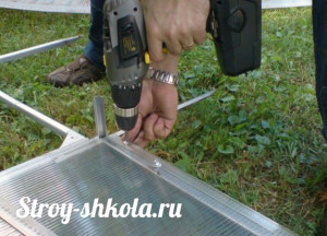 Через каждые 30 см в поликарбонате сверлят отверстия для крепления