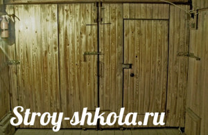 Гаражные ворота обшитые деревом изнутри