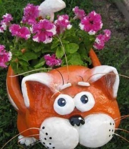 Клумба для цветов в форме кота готова