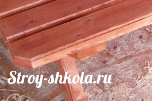 Нижнию доску можно украсить узором и желательно закруглить, чтобы удобно было сидеть