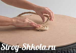 Начинаем укладывать бечевку в форме улитки
