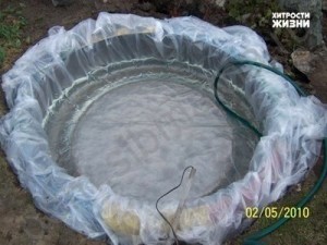 Наливаем в покрышку воду