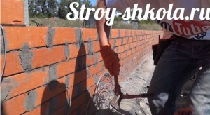 Нарезаем проволоку с помощью кусачек