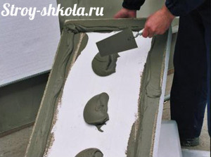 Процесс нанесения на плиты специального клея