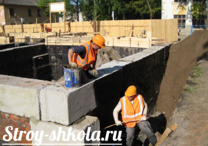 Нанесение первого слоя мастики на фундамент