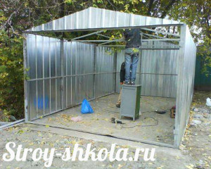Процесс обшивки гаража металлопрофилем