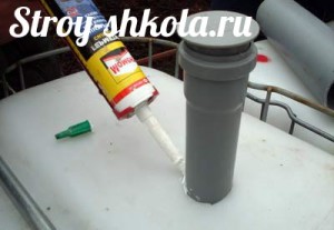 Трубы аккуратно промазывают герметиком
