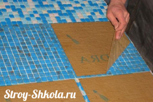 Укладка мозаичной плитки на сетке