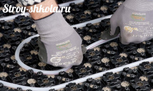 Укладка труб на специальные теплоизолирующие маты