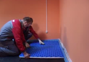 Укладываем пенополистироловые плиты