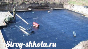 Укладываем слой рулонной гидроизоляции