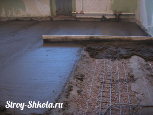 Выравниваем пол с помощью правила - фото