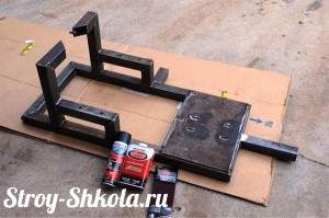 Зашкуриваем раму лебедки и покрываем краской