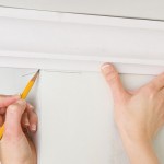 Как приклеить потолочный плинтус своими руками?